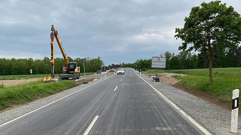 Die neue Autobahnbrücke über die A 3 zwischen Hörblach und Großlangheim ist fertig, die Kreisstraße KT12 wieder für den Verkehr freigegeben. Nur der Radweg daneben ist teilweise noch gesperrt. Die neue Autobahnbrücke über die A 3 zwischen Hörblach und Großlangheim ist fertig, die Kreisstraße KT12 wieder für den Verkehr freigegeben. Nur der Radweg daneben ist teilweise noch gesperrt.