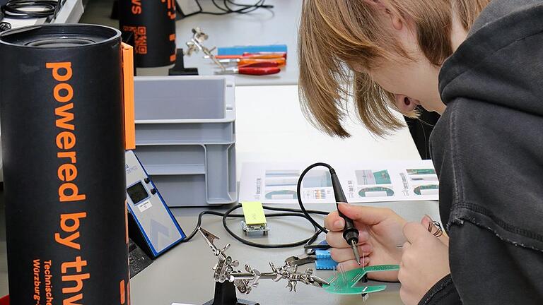 Selbst Hand anlegen, darauf kam es bei den TecGirls- Days in Schweinfurt an. Hier lötet ein Mädchen einen&nbsp; Bluetooth-Lautsprecher.