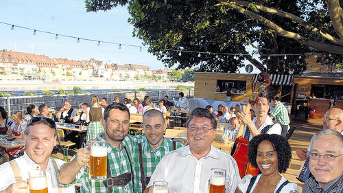 Ein Prosit: (von links) Michael Will, Walter Malcherek, Biergarten-Betriebsleiter Fabian Sebulke, Bürgermeister Adolf Bauer, Audrey Will und der städtische Ordnungsreferent Wolfgang Kleiner.