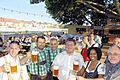 Ein Prosit: (von links) Michael Will, Walter Malcherek, Biergarten-Betriebsleiter Fabian Sebulke, Bürgermeister Adolf Bauer, Audrey Will und der städtische Ordnungsreferent Wolfgang Kleiner.