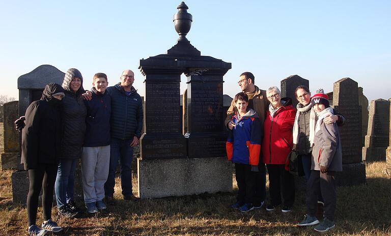 Spurensuche auf dem jüdischen Friedhof in Rödelsee: Die Familien Herman und Fletcher aus den USA am Grab ihrer Urururgroßeltern Nathan (1843 – 1917) und Jette Gerst (1848 – 1908), ehemals Weinhändler in Kitzingen.