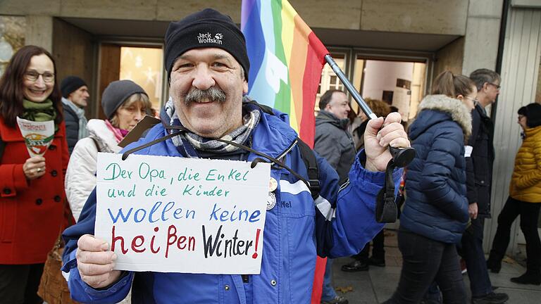 Bei den Fridays for future-Demonstrationen in Schweinfurt fordern nicht nur die Jugendlichen schnelleren und nachhaltigen Klimaschutz, sondern auch die ältere Generation im Namen ihrer Enkel.