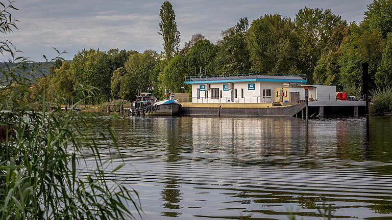 Links von 'Luisa' liegt das Bunkerboot. Es ermöglicht Binnenschiffen auch während der Fahrt, Treibstoff aufzunehmen, indem es neben ihnen herfährt und Gasöl hinüberpumpt.