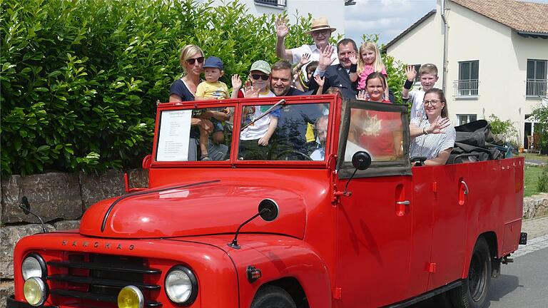 Mit dem betagten Feuerwehr-Cabrio ging es mit Eigentümer Peter Ringelmann am Steuer durch das Dorf.