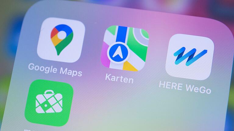 Verschiedene Karten-Apps auf einem Smartphone       -  Offline-Karten in Apple Maps: Mit iOS 17 können Nutzer Karten zur Offline-Nutzung speichern.