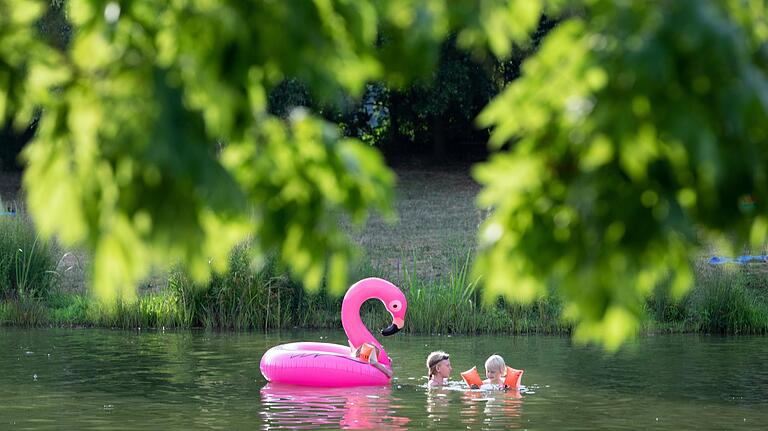 Wie wäre es am Wochenende mit einem Sprung in den Naturbadesee in Arnstein?