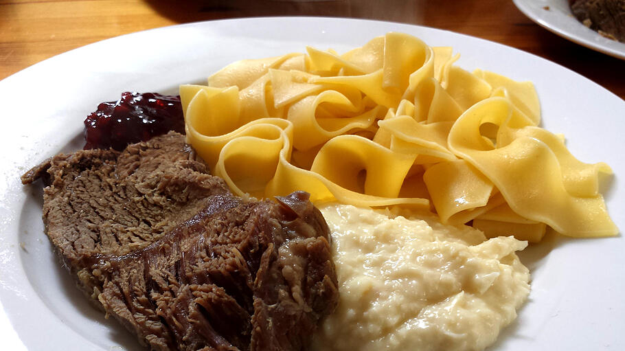 Fränkisches Hochzeitsessens: Rindfleisch, Meerrettich, Nudeln und Preiselbeermarmelade.