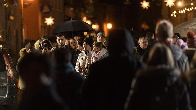 Zahlreiche Menschen drängten sich 2019 beim Weihnachtsmarkt in den Gassen, Ateliers und Werkstätten von Sommerhausen.