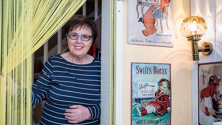 Brigitte Hörber in ihrem Friseursalon im Würzburger Stadtteil Unterdürrbach: Die 72-Jährige hätte im Dezember nach fast 37 Jahren ihren Salon aufgegeben. Da sie nicht im Lockdown aufhören wollte, hat sie nun den März drangehängt, um sich bei den Kunden zu verabschieden.