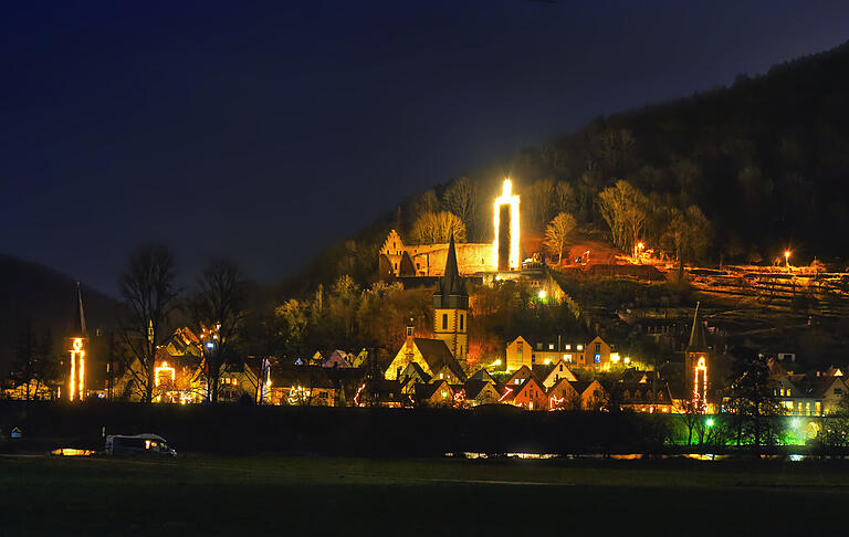 In Gemünden leuchteten jahrelang der 'Adventskranz' (Stadttürme) und die große 'Adventskerze' im Bereich der Scherenburg. Wie die Weihnachtsbeleuchtung in diesem Jahr aussehen wird, ist noch nicht abschließend geklärt.