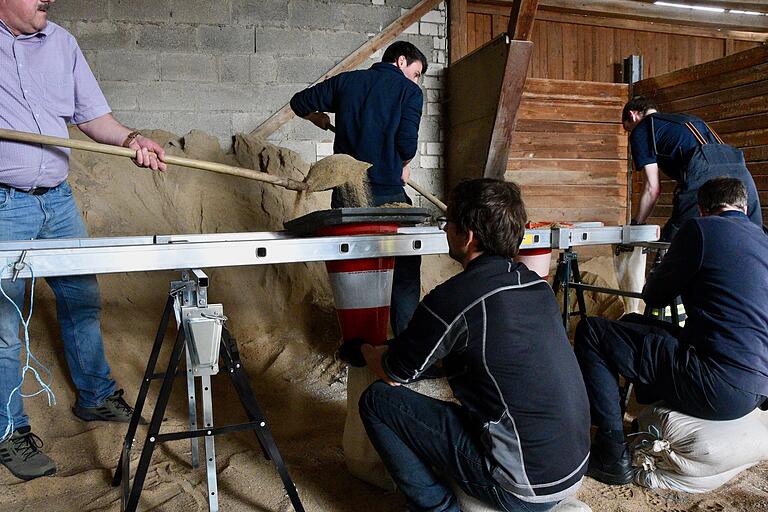 Am ersten Lehrgangstag: Im Volkacher Bauhof werden an die tausend Sandsäcke befüllt.