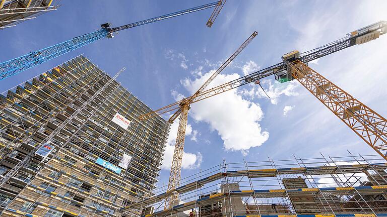 Reckt sich in die Höhe: links das künftige Wohnhochhaus in der Lichtblick-Anlage.&nbsp;