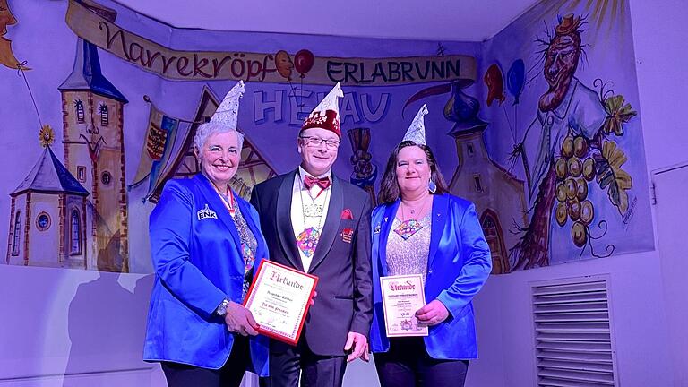 Prunksitzung der Erlabrunner Narrekröpf: Marco Herbert vom Fastnacht-Verband Franken ehrte für ihre langjährigen Verdienste Angelika Körber (links) und Katja Hessenauer. Prunksitzung der Erlabrunner Narrekröpf: Marco Herbert vom Fastnacht-Verband Franken ehrte für ihre langjährigen Verdienste Angelika Körber (links) und Katja Hessenauer.