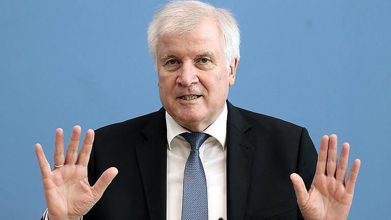 Horst Seehofer       -  Horst Seehofer, CSU-Vorsitzender und Bundesminister des Innern, für Bau und Heimat, bei der Bundespressekonferenz. Der CSU-Ortsverband Mellrichstadt fordert seinen Rücktritt.