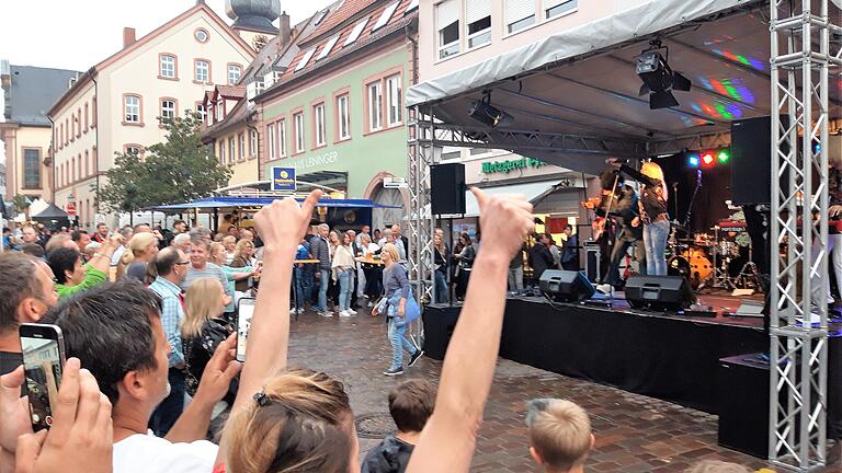 Kaum hatte es aufgehört zu regnen, sorgten die Bands auf dem Marktheidenfelder Stadtfest für beste Stimmung, so wie 'Hot Stuff' auf der Marktplatz-Bühne.