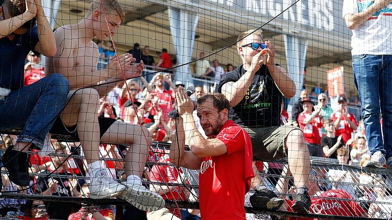 Sebastian Neumann (hier bei seinem Abschied von den Kickers-Fans 2018) soll in neuer Funktion an den Dallenberg zurückkehren.