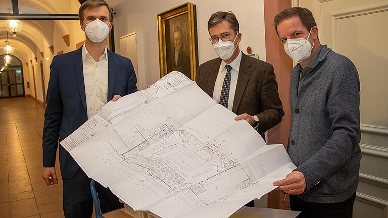 Thomas Oehler, Geschäftsführer der Arena Würzburg Projektgesellschaft, Oberbürgermeister Christian Schuchardt und Baureferent Benjamin Schneider (von links) bei der Einreichung der Planunterlagen am Mittwochnachmittag im Würzburger Rathaus. Thomas Oehler, Geschäftsführer der Arena Würzburg Projektgesellschaft, Oberbürgermeister Christian Schuchardt und Baureferent Benjamin Schneider (von links) bei der Einreichung der Planunterlagen am Mittwochnachmittag im Würzburger Rathaus.