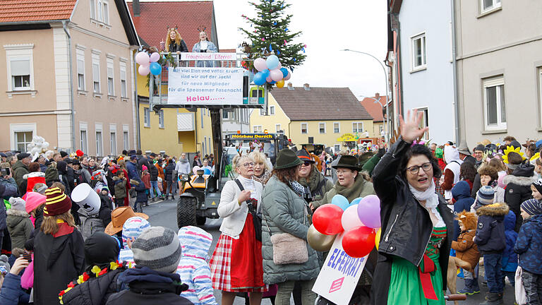 Volle Straßenränder mit feiernden Zuschauern.