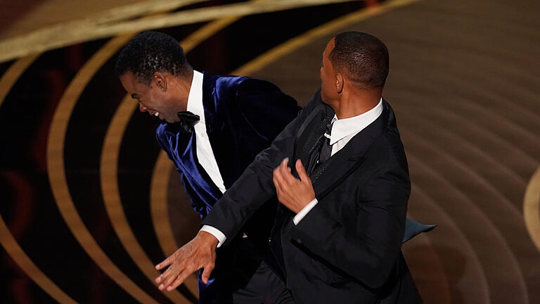 386384510.jpg       -  Will Smith (vorne) bei den Oscars 2022, als er Chris Rock ohrfeigte.