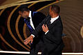 386384510.jpg       -  Will Smith (vorne) bei den Oscars 2022, als er Chris Rock ohrfeigte.