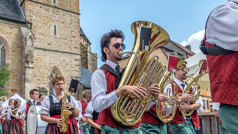 Gerolzhofen war am Sonntag ein einziger Klangraum: Fränkische Töne waren allerorten in der Altstadt zu hören beim 15. Unterfränkischen Volksmusikfest, das mit einem Festzug eröffnet wurde.&nbsp;