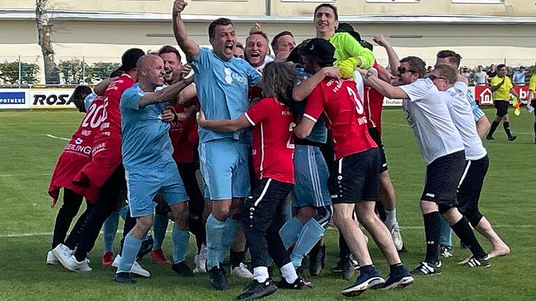 So sehen Sieger aus: Die Spielgemeinschaft FC Gerolzhofen/DJK Michelau hat im Elfmeterschießen den FC Bayern München bezwungen und wurde bayerischer Fußball-Meister bei den A-Senioren.