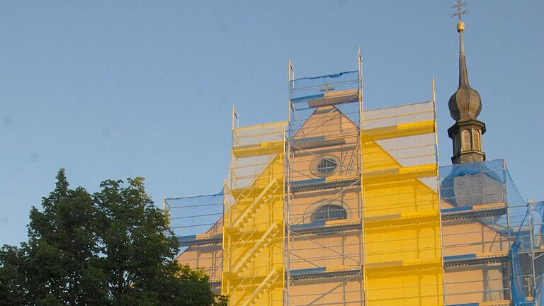 Die Arbeiten am Putz und die Reinigung der Natursteine der Fassade der Willanzheimer Kirche haben begonnen.