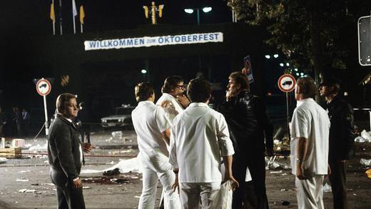 Am Tatort - Am Tatort: Ermittler suchen am späten Abend des 26. September 1980 nach Spuren. Foto: Istvan Bajzat/Archiv Am Tatort - Am Tatort: Ermittler suchen am späten Abend des 26. September 1980 nach Spuren. Foto: Istvan Bajzat/Archiv