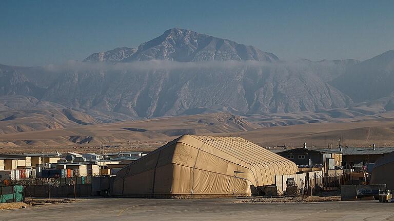 Camp Marmal       -  Der Militärflugplatz grenzt direkt an das Camp Marmal.