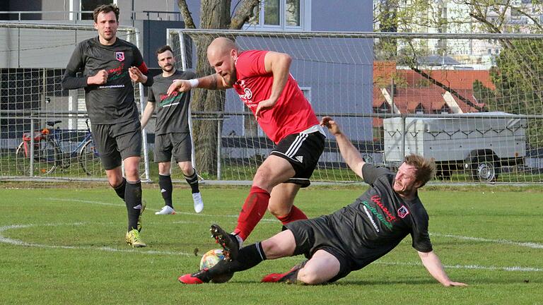 Fuchsstadts Dennis Schmidt grätscht den Ball gegen FT Schweinfurt-Mittelfeldspieler Marcel Hölderle hart aber fair ab.