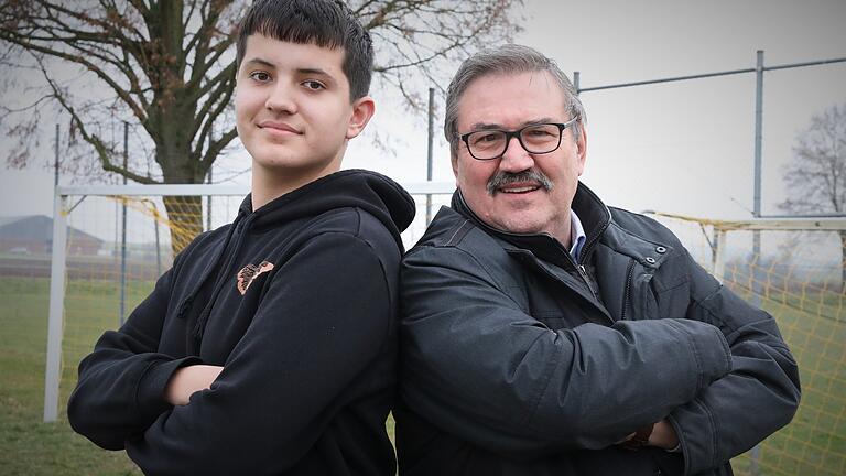 Men in Black: Der Schweinfurter Schiedsrichter-Obmann Heinrich Keller (rechts) zusammen mit seiner Zukunftshoffnung, dem erst 15-jährigen Yasin Ögütcü.