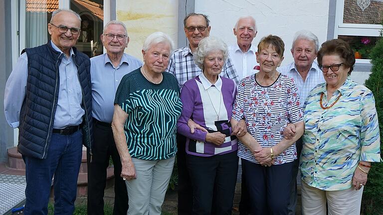 Zum gemeinsamen Fototermin fanden sich Bernhard Vogel, Reinhard Vogel, Günter Schreck, Alfred Schebler, Raimund Schebler (hintere Reihe von links) und Waltraud Hettiger, Marianne Heiligenthal, Erika Langer, Rosa Schebler (vordere Reihe von links) beim Klassentreffen ein.