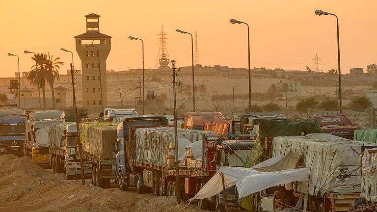 Krieg im Gazastreifen - Hilfslieferungen Foto-Archiv       -  Der Transport von Hilfsgütern zu den notleidenden Menschen im Gazastreifen so wie auf diesem Archiv-Foto vom vergangenen September zu sehen, ist riskant. Nun wurde ein Konvoi mit mehr als 100 Lastwagen geplündert.