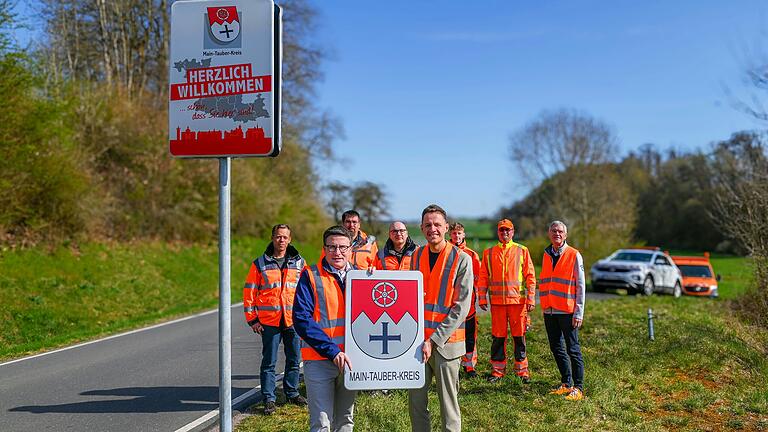 Das neue Schild hängt, das alte wird zum Geschenk: Landrat Christoph Schauder (vorne links) übergab das bisher an der Landkreisgrenze im Einsatz befindliche Schild an Bürgermeister Benjamin Czernin.