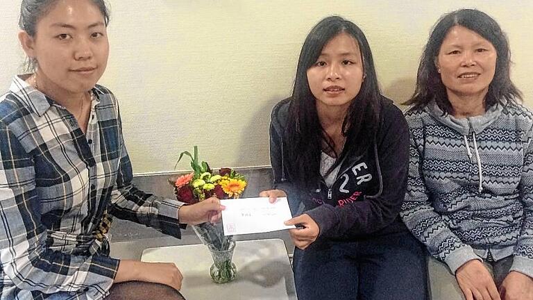 Germanistikstudentin Tingyao Lu (links) übergab Anfang August 500 Euro an die Schwester und die Mutter des 31-jährigen Opfers, das zu dieser Zeit noch im Koma lag.