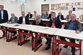Bei einem Rundgang durch das Schulhaus mit dem stellvertretenden Schulleiter Stephan Berz (links) nahmen die Abiturienten von 1973 zusammen mit ehemaligen Lehrkräften und stellvertretendem Landrat Christoph Vogel (Dritter von links) an den Schulbänken Platz.