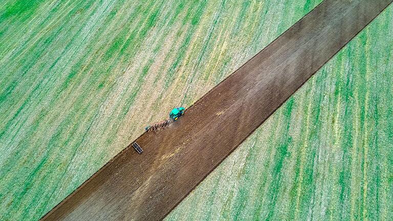 Landwirtschaft.jpeg - Ein Traktor zieht Pflug und Egge über ein abgeerntetes Feld. Landwirtschaft.jpeg - Ein Traktor zieht Pflug und Egge über ein abgeerntetes Feld.