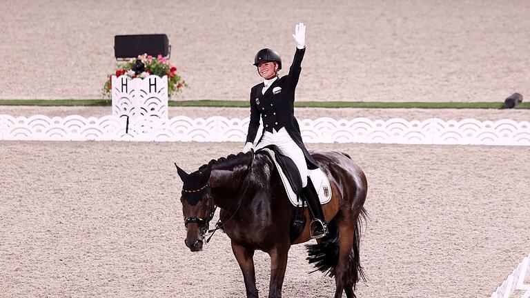 Jessica von Bredow-Werndl - Doppel-Olympiasiegerin Jessica von Bredow-Werndl reitet unter erschwerten Bedingungen in Paris um Gold. Jessica von Bredow-Werndl - Doppel-Olympiasiegerin Jessica von Bredow-Werndl reitet unter erschwerten Bedingungen in Paris um Gold.