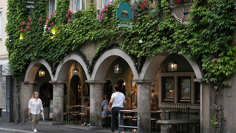Im Bierkeller des Till Eulenspiegels kann man zweimal im Monat Karaoke singen. Im Bierkeller des Till Eulenspiegels kann man zweimal im Monat Karaoke singen. 