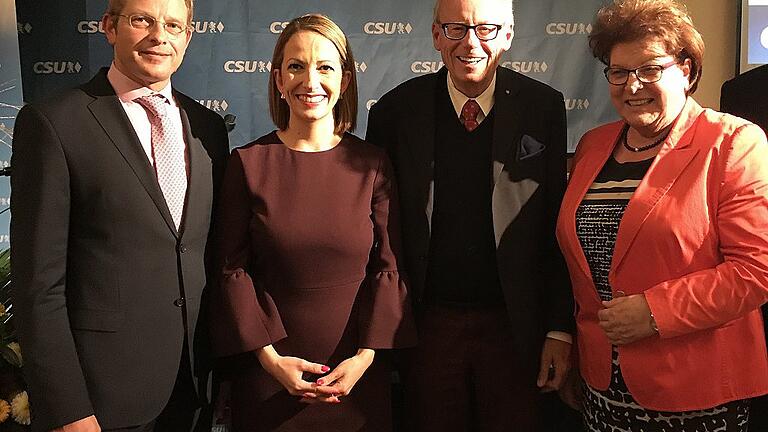 CSU-Delegiertenversammlung im Hofbräukeller: Oliver Jörg (links) und Hülya Düber (Zweite von links) kandidieren bei den Landtags- und Bezirkstagswahlen. Sie werden unterstützt von Bezirksrat Peter Motsch und Landtagspräsidentin Barbara Stamm. CSU-Delegiertenversammlung im Hofbräukeller: Oliver Jörg (links) und Hülya Düber (Zweite von links) kandidieren bei den Landtags- und Bezirkstagswahlen. Sie werden unterstützt von Bezirksrat Peter Motsch und Landtagspräsidentin Barbara Stamm.