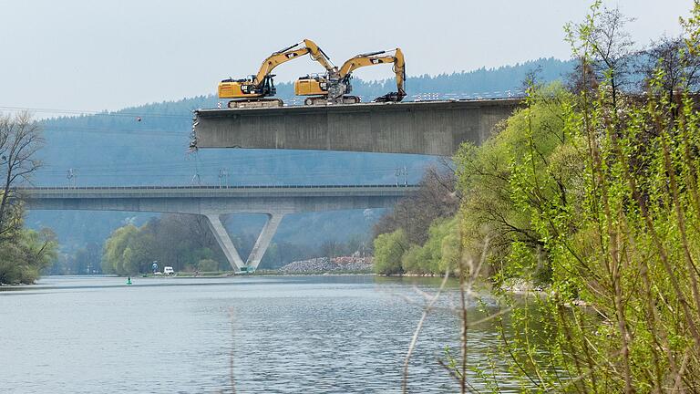 Der Abriss der Gemündener Mainbrücke schreitet auch auf dem Teilstück übder dem Main voran. Hier stehen zwei Bagger am Brückenrand über dem Main. Der Abriss der Gemündener Mainbrücke schreitet auch auf dem Teilstück übder dem Main voran. Hier stehen zwei Bagger am Brückenrand über dem Main.