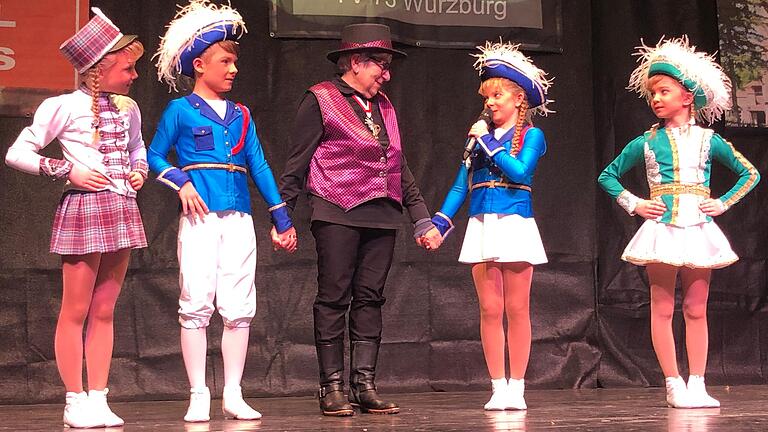 Das Tanzpaar Lara Schraut und Julius Mend bedankte sich bei Monika Kees (Mitte) fürs Schneidern seiner Kostüme. Mit im Bild: die Tanzmariechen Rita Weimert und Greta Bauer. Das Tanzpaar Lara Schraut und Julius Mend bedankte sich bei Monika Kees (Mitte) fürs Schneidern seiner Kostüme. Mit im Bild: die Tanzmariechen Rita Weimert und Greta Bauer.