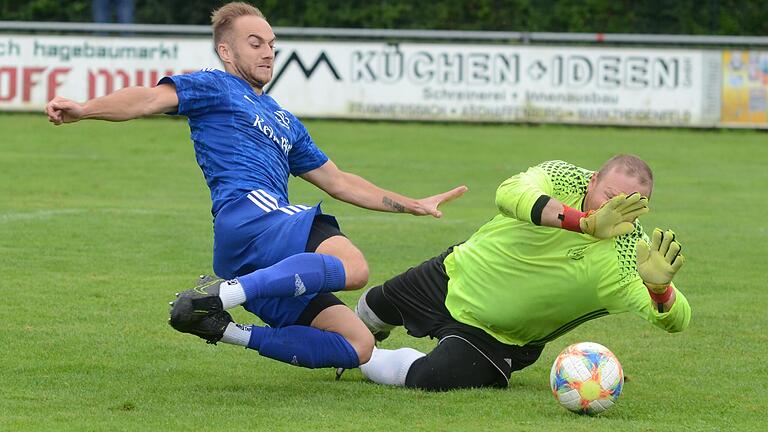 Fabian Lurz (links), hier im Duell mit Torhüter Patrick Emmel vom TV Wasserlos, ist im Anflug auf den Nordspessart und trägt kommende Saison wieder das Trikot der TuS Frammersbach. Fabian Lurz (links), hier im Duell mit Torhüter Patrick Emmel vom TV Wasserlos, ist im Anflug auf den Nordspessart und trägt kommende Saison wieder das Trikot der TuS Frammersbach.