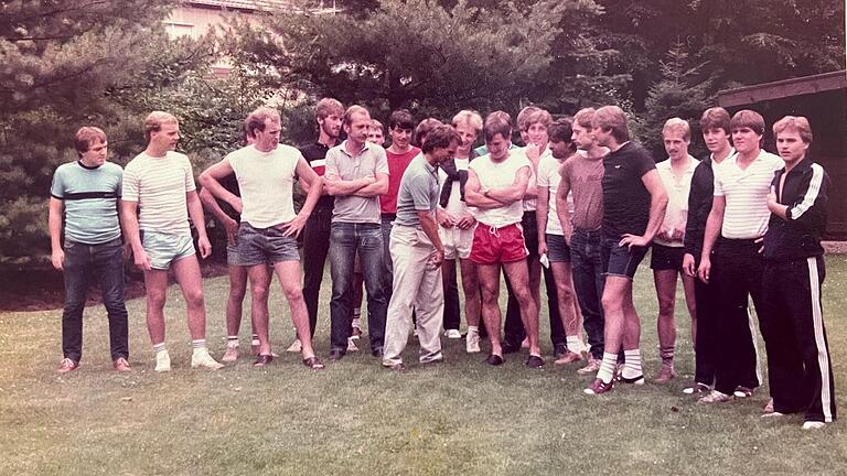 Ein Bild aus dem Jahr 1985: Die Fußballer des SV Steinbach im Garten von Wolfgang Overath (vorne Mitte in der hellen Hose), rechts daneben in der roten, kurzen Hose Michael Bechold.