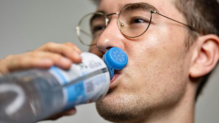 Fest mit der Plastikflasche verbundene Deckel können beim Trinken schon mal störend im Gesicht hängen. Fest mit der Plastikflasche verbundene Deckel können beim Trinken schon mal störend im Gesicht hängen.