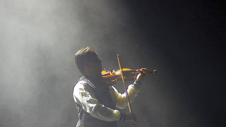 Das klassische Violinspiel mischte sich mit modernen Beats. - Das klassische Violinspiel mischte sich mit modernen Beats. Das klassische Violinspiel mischte sich mit modernen Beats. - Das klassische Violinspiel mischte sich mit modernen Beats.
