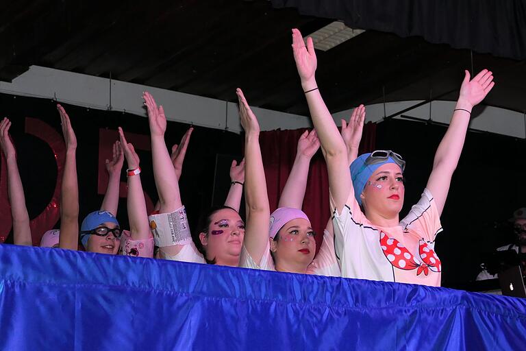 Die Jugendgruppe übte Synchronschwimmen für Olympia. Die Jugendgruppe übte Synchronschwimmen für Olympia.