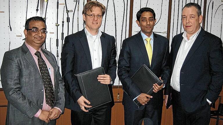 Vertragspartner besiegeln Joint Venture: Im Bild von links Anil Kumar Agrawal (Remsons Industries) Jopp-Geschäftsführer Martin Büchs, Rahul Kejriwal (Remsons Industries) und Nigel Jones (Jopp-Gruppe).FOTO: Jopp Vertragspartner besiegeln Joint Venture: Im Bild von links Anil Kumar Agrawal (Remsons Industries) Jopp-Geschäftsführer Martin Büchs, Rahul Kejriwal (Remsons Industries) und Nigel Jones (Jopp-Gruppe).FOTO: Jopp