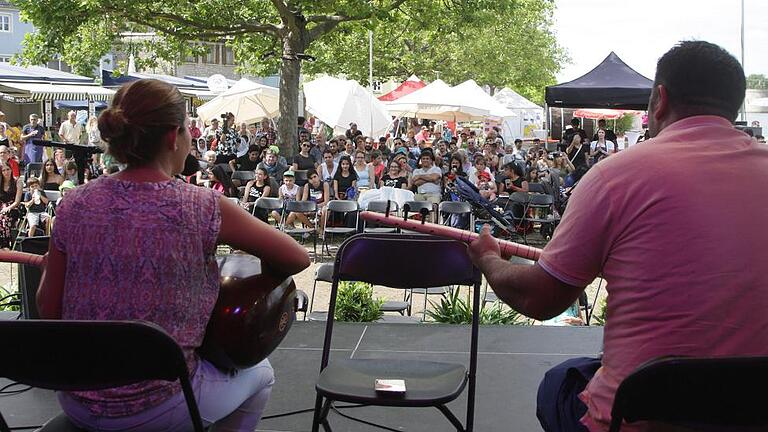 Buntes Programm und internationales Essen, kombiniert mit viel Information, bot das Nachbarschaftsfest in Kitzingen am Samstag. Buntes Programm und internationales Essen, kombiniert mit viel Information, bot das Nachbarschaftsfest in Kitzingen am Samstag.