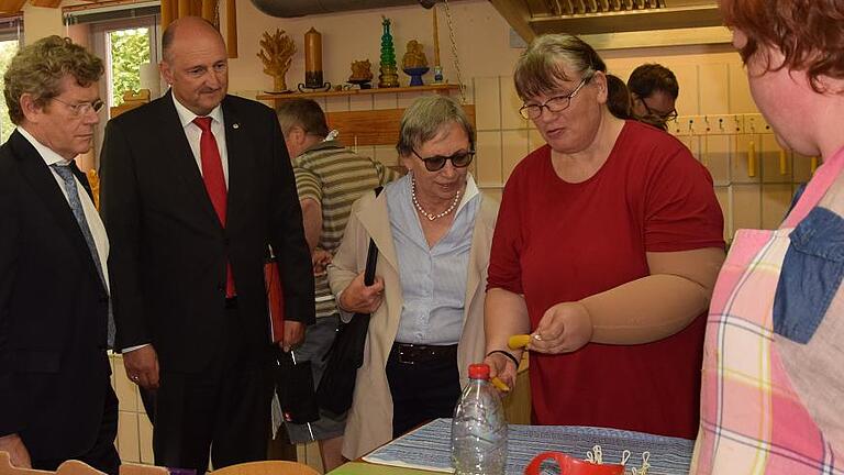 Die Abgeordneten Georg Rosenthal, Bernd Rützel und Gabriele Lösekrug-Möller (von links) bestaunten die Arbeit in der Hohenrother Kerzenwerkstatt.